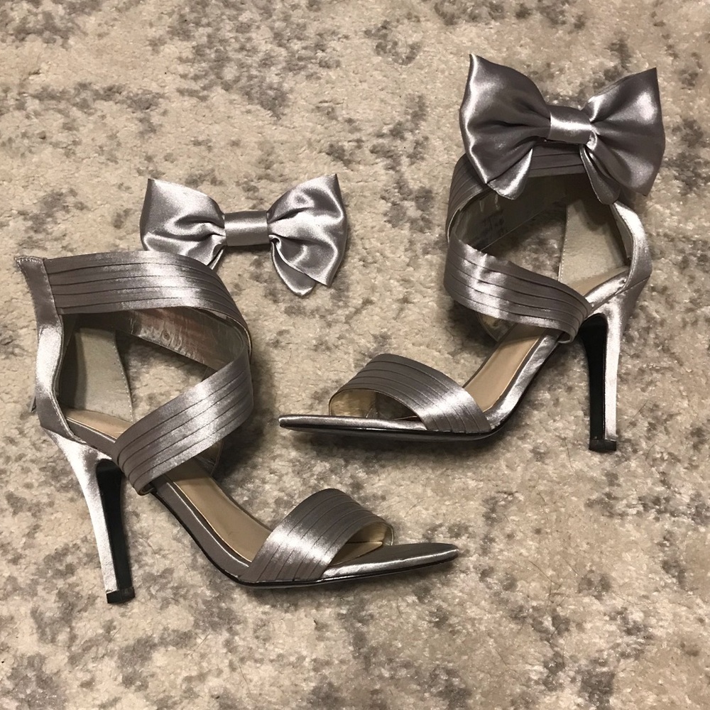 Silver Jacqueline Ferrar heels with detachable bow